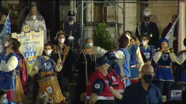 lo spettacolo degli sbandieratori del gruppo degli Alfieri e Musici della Valmarina