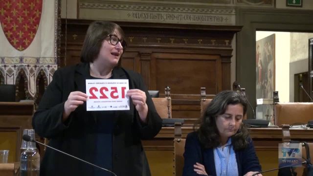 Sulle vetrine dei negozi il numero unico antiviolenza ed antistalking 1522